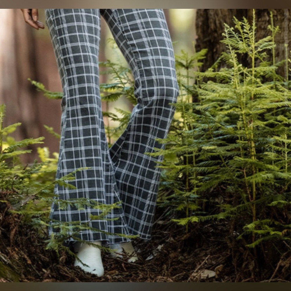 Chic Gray Plaid Flared Jeans - Picture 2 of 2